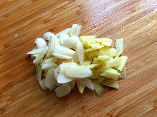 5、爆炒猪肝,大蒜生姜切片