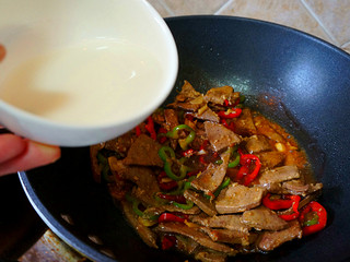 12、爆炒猪肝,汁儿差不多的时候倒入水淀粉