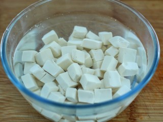 4、麻婆豆腐,捞出后放入清水中浸泡防止粘连
