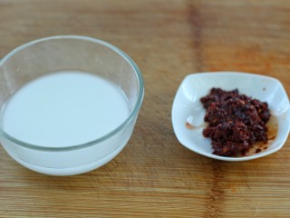 6、麻婆豆腐,郫县豆瓣酱剁碎，调好水淀粉备用