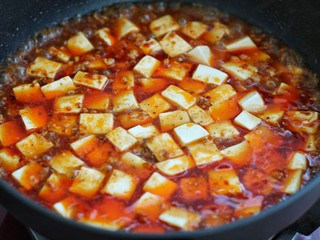 12、麻婆豆腐,将豆腐块捞出放入锅中烧2-3分钟
