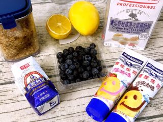 1、坚果草莓酸奶慕斯-午后甜品少女心,所用食材：稀奶油，酸奶，草莓炼乳，蓝莓，芒果，麦片饼干，综合坚果