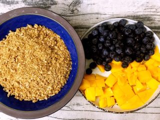 3、坚果草莓酸奶慕斯-午后甜品少女心,芒果切块，蓝莓和压碎的麦片饼干备用