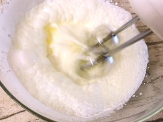 5、坚果草莓酸奶慕斯-午后甜品少女心,用电动搅拌机中速搅拌