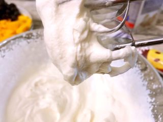 8、坚果草莓酸奶慕斯-午后甜品少女心,搅打成图中状态，举起搅拌棒，奶油成行不滴落，草莓酸奶慕斯完成