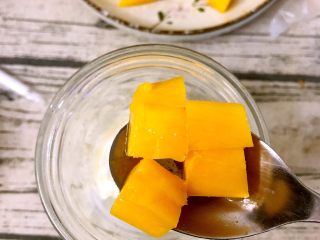 12、坚果草莓酸奶慕斯-午后甜品少女心,铺上一层芒果粒