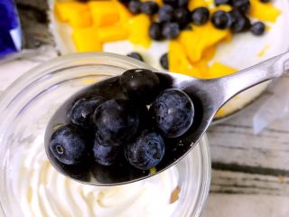 14、坚果草莓酸奶慕斯-午后甜品少女心,放上一层蓝莓