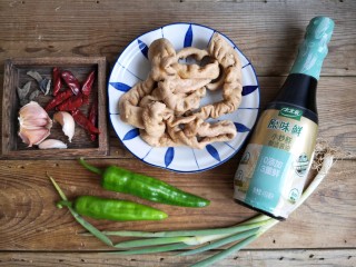 1、辣炒肥肠,准备食材。