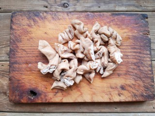 5、辣炒肥肠,肥肠斜刀切小段(斜刀切的更易入味)。