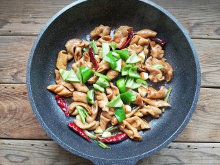 12、辣炒肥肠,放入青椒,木耳。