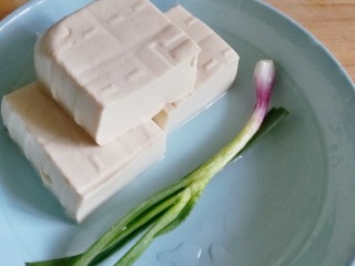 1、茄香麻婆豆腐,滑溜爽嫩,三块嫩豆腐,一根葱