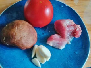 5、茄香麻婆豆腐,滑溜爽嫩,香菇、西红柿、瘦肉、大蒜