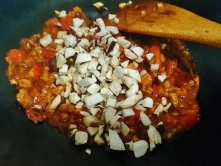 15、茄香麻婆豆腐,滑溜爽嫩,倒入香菇丁,翻炒均匀