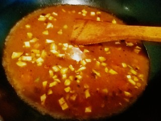 16、茄香麻婆豆腐,滑溜爽嫩,加入一碗清水,大火煮上3分钟,使汤汁酸辣香浓