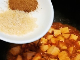 19、茄香麻婆豆腐,滑溜爽嫩,倒入白芝麻、花椒粉,快速翻炒均匀