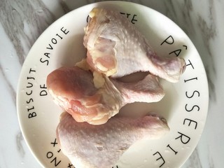 1、咖喱鸡,也可以用整鸡来做,鸡腿更方便些,而且口感也好