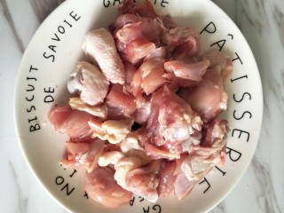 2、咖喱鸡,鸡腿洗净剁块