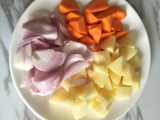 3、咖喱鸡,胡萝卜、土豆切块,洋葱切片