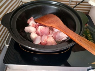 5、咖喱鸡,油热后下入鸡块