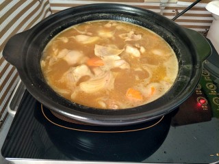 11、咖喱鸡,盖上锅盖,直至把食材焖软