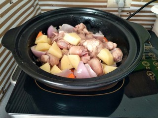 9、咖喱鸡,炒一会后,加入事先炒过的鸡肉翻炒