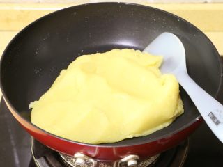 7、冰镇绿豆糕,继续炒10分钟左右，炒至绿豆泥变为干爽抱团即可，出锅后放凉备用