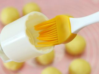 10、冰镇绿豆糕,月饼模具内刷上一层油防粘