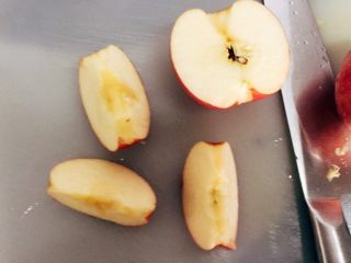 4、苹果滋养汤,一个切一半，一半切三块，去核