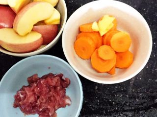 8、苹果滋养汤,姜切片，材料准备好