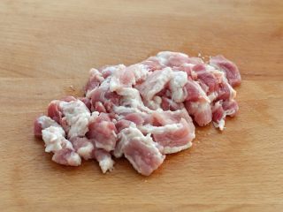 1、豆角焖面,将五花肉洗净后切成薄片，肉不要太瘦的，五花肉做出来的味道更好