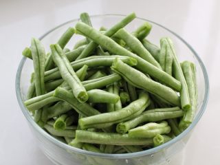 2、豆角焖面,豆角撕去筋衔，洗净后掰成小段