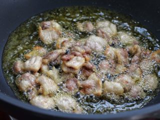 4、豆角焖面,锅中倒适量食用油烧热，放入五花肉小火煸炒出油，最好把五花肉的油分都逼出来，煸成焦焦的状态