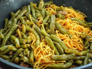 11、豆角焖面,待面条吸足了汤汁，用筷子将其和豆角翻拌均匀关火即可