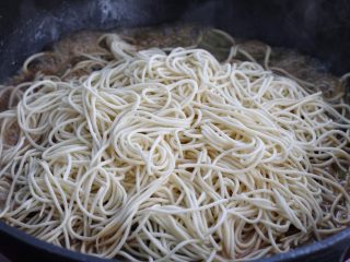 10、豆角焖面,把面条摊开铺在锅中食材的最上面，盖上锅盖继续焖炖十分钟