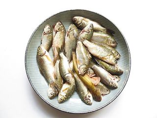 1、家乡特色美食——杂鱼炖小豆饼,准备好杂鱼清洗干净刮去鳞片，多选择小鲫鱼熬鱼锅最香