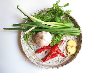 3、家乡特色美食——杂鱼炖小豆饼,准备好其他辅料食材，喜欢辣的，可以多放点儿辣椒、花椒