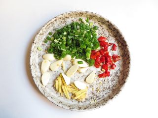 5、家乡特色美食——杂鱼炖小豆饼,将葱蒜姜、辣椒切好备用