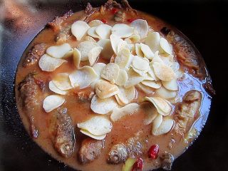 10、家乡特色美食——杂鱼炖小豆饼,煮至鱼汤浓稠，鱼八成熟时，倒入小豆饼、味精，再煮3分钟，注意如果汤少的话，可以加点开水，水过少容易糊锅哦