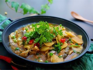 12、家乡特色美食——杂鱼炖小豆饼,装盘，和家人围坐一桌，配上小酒，美食尽享吧