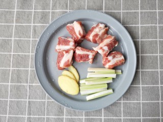 2、香橙排骨,将脆骨排切成小块，方便包入橙子片中。葱切段，姜切片。