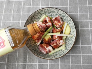 3、香橙排骨,把排骨放入盘中，加葱姜，盐，鸡精，味极鲜酱油，蚝油，料酒，白糖。