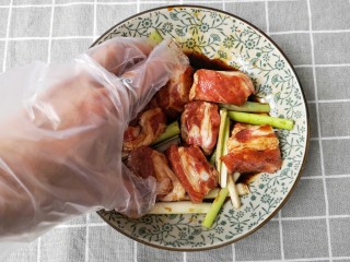 4、香橙排骨,抓拌均匀腌制2小时。（如果不急着吃可以隔夜更入味）
