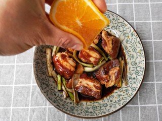 5、香橙排骨,然后再挤入半个橙汁抓拌均匀。