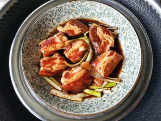 6、香橙排骨,腌好的排骨上锅隔水蒸30分钟。