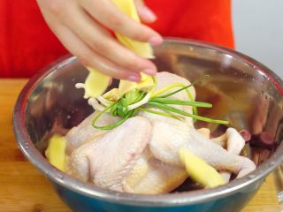 3、洪七公看到也会流三天口水——芳香叫花鸡,放入姜片