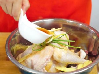 5、洪七公看到也会流三天口水——芳香叫花鸡,倒入料酒