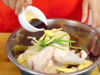 6、洪七公看到也会流三天口水——芳香叫花鸡,倒入酱油