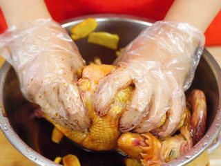 9、洪七公看到也会流三天口水——芳香叫花鸡,给鸡做个“马杀鸡”按摩全身，然后放置一边腌制3小时以上（最好过夜）