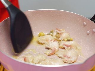 14、洪七公看到也会流三天口水——芳香叫花鸡,锅中放入五花肉煸炒至出油