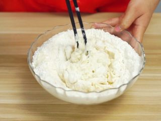 23、洪七公看到也会流三天口水——芳香叫花鸡,加适量盐，搅拌均匀